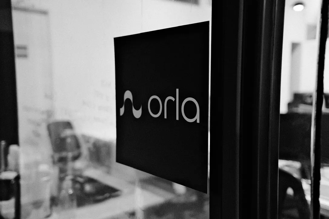 Porta de vidro do escritório com a marca da Orla
