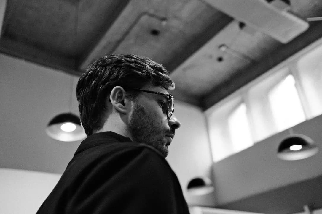 Pessoa do time da Orla perto da janela do escritório